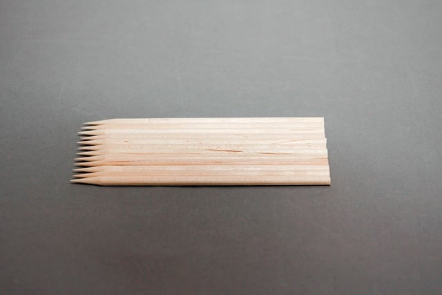 Wooden sticks w/pointed end, Pk/80